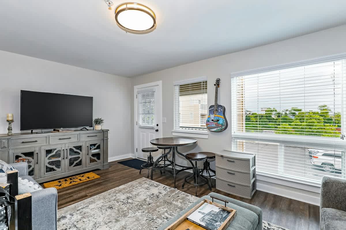 Second-floor condo with partial river view, balcony, & WiFi - great location — Nashville, TN — vacation rental