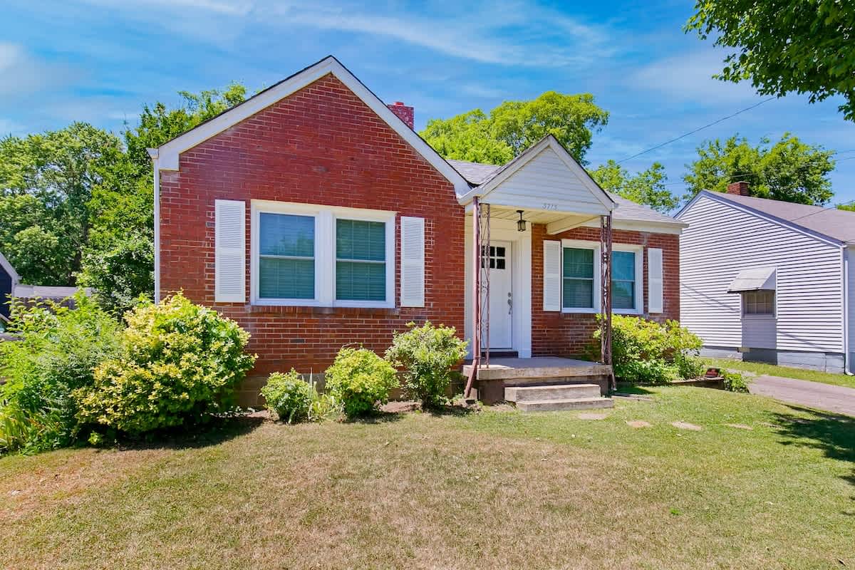 Adorable home near downtown with grill, furnished patio, yard & free WiFi — Nashville, TN — vacation rental
