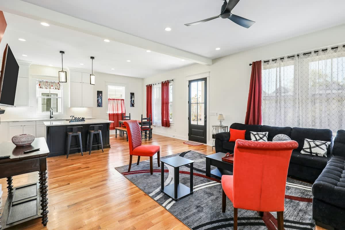 Gorgeous house with centralized location, covered porch, central AC, deck, & W/D — Nashville, TN — vacation rental