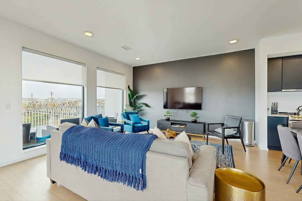 Luxe 5th-floor downtown condo on the riverfront with river views, balcony & W/D — Nashville, TN — vacation rental