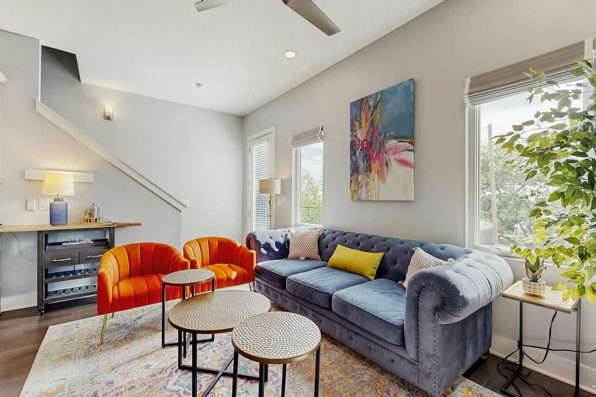 Stylish townhouse with a rooftop deck, balconies, washer/dryer, & wet bar — Nashville, TN — vacation rental