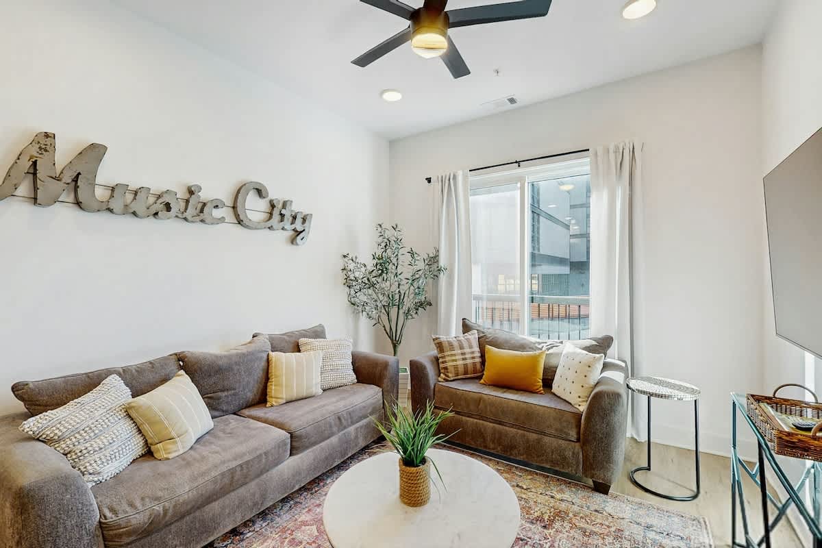 Dog-friendly condo with central AC & rooftop deck access - walk everywhere — Nashville, TN — vacation rental