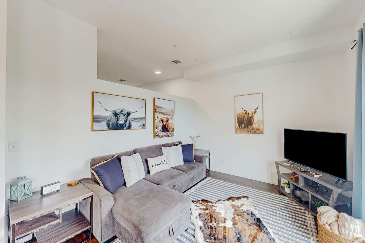 Gulch View condo with city views, pool, gym, & private parking - great location — Nashville, TN — vacation rental