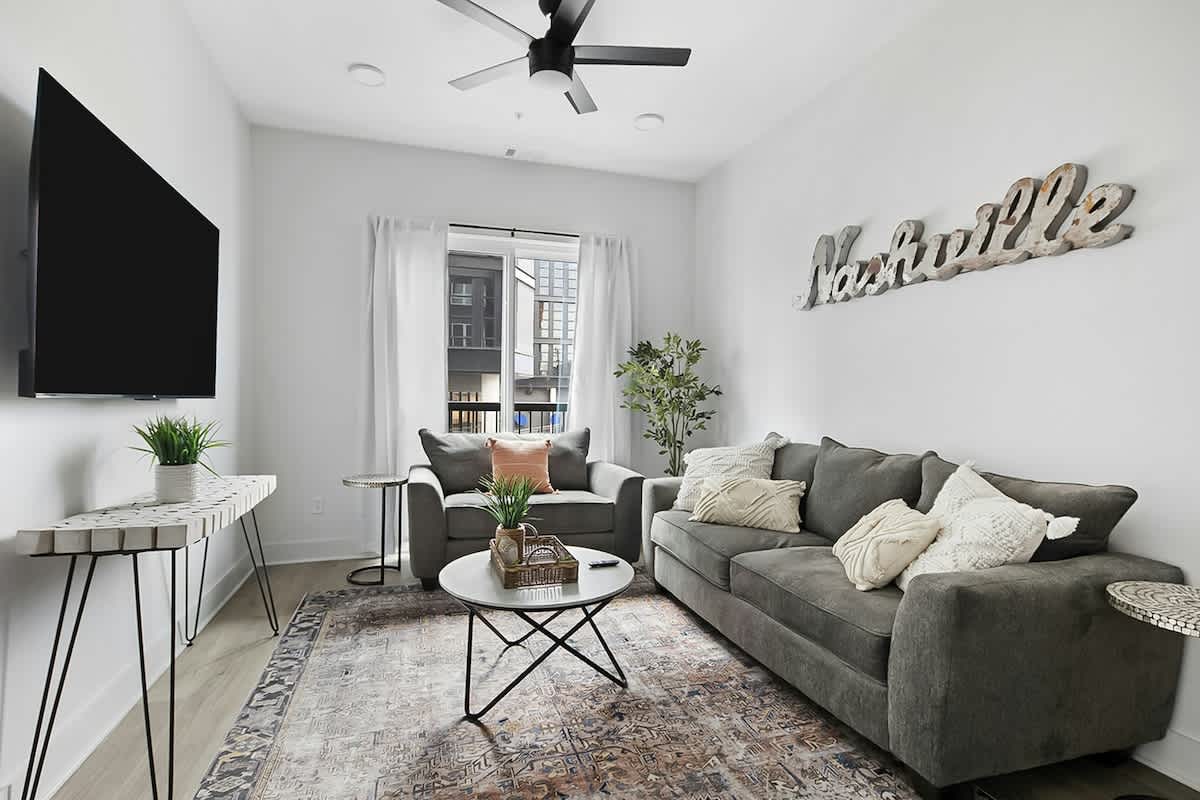 Dog-friendly condo with AC & shared rooftop deck - walk everywhere — Nashville, TN — vacation rental