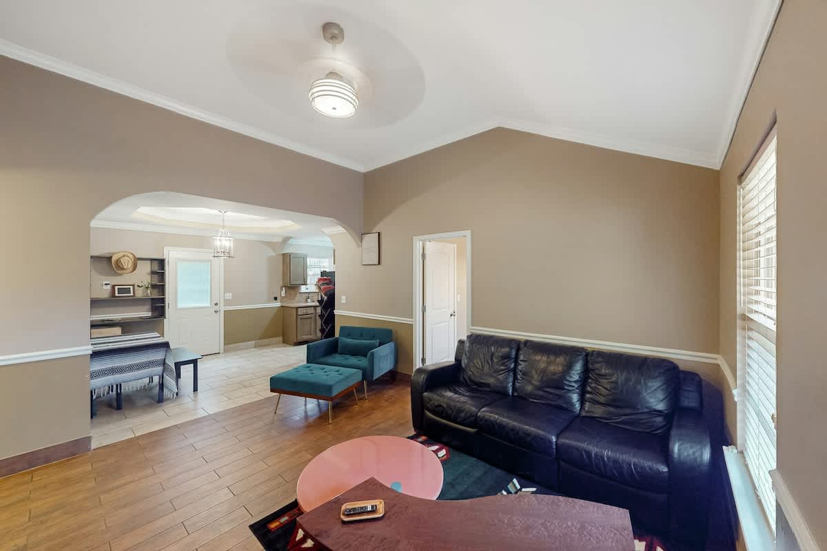 Peaceful & charming dog-friendly getaway with deck & nature views - near golf — Nashville, TN — vacation rental