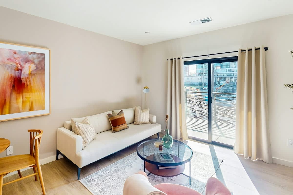Centrally located condo with pool & gym access, balcony, W/D & Modern Interior — Nashville, TN — vacation rental
