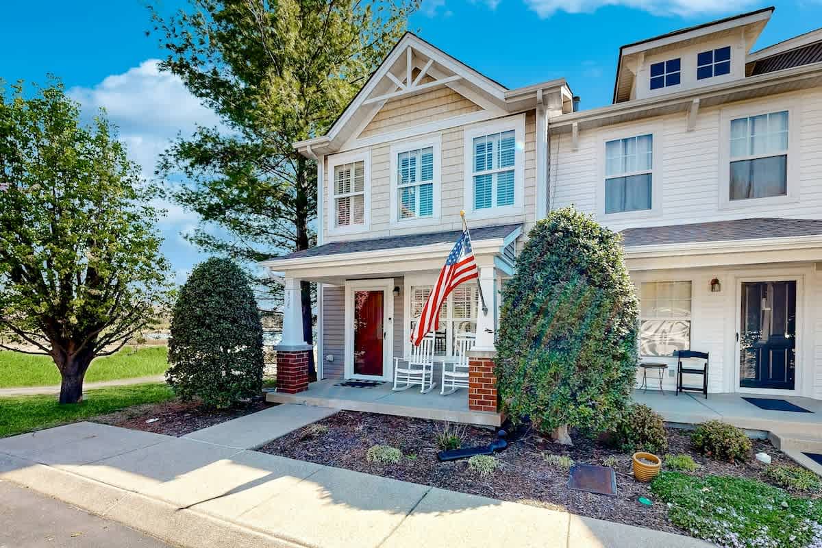 Modern townhome with on-site golf & pool - water views, W/D, & central AC — Nashville, TN — vacation rental