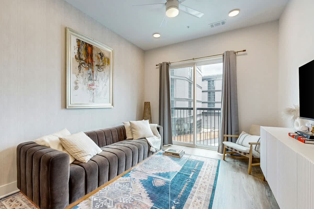 Stylish condo with balcony, high speed internet, W/D and elevator — Nashville, TN — vacation rental