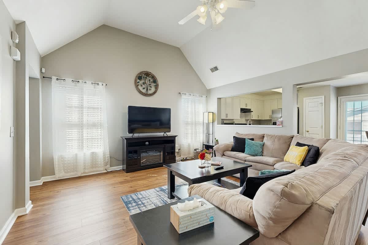 Cozy home w/electric fireplace, enclosed yard, patio,  full kitchen and Wi-Fi — Nashville, TN — vacation rental