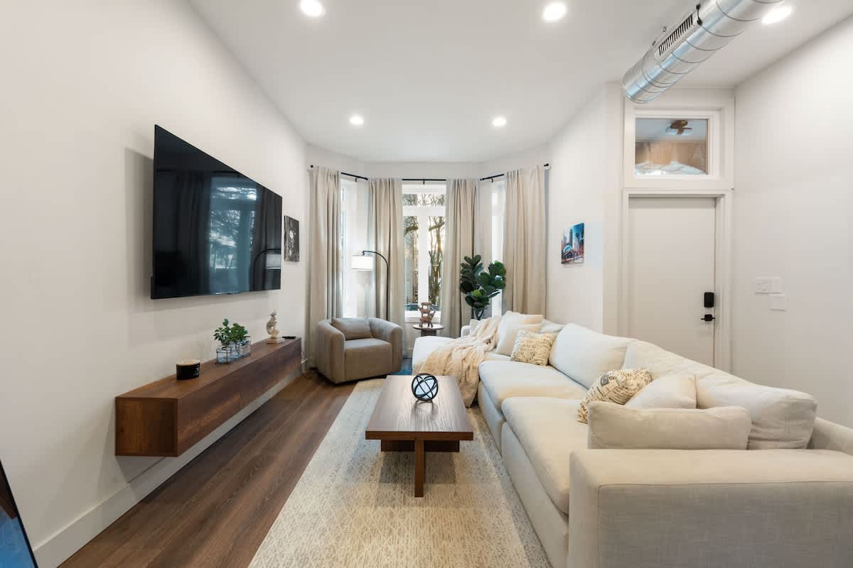 Luxury Wicker Park Condo: 2BR 2BA with Parking — Chicago, IL — vacation rental
