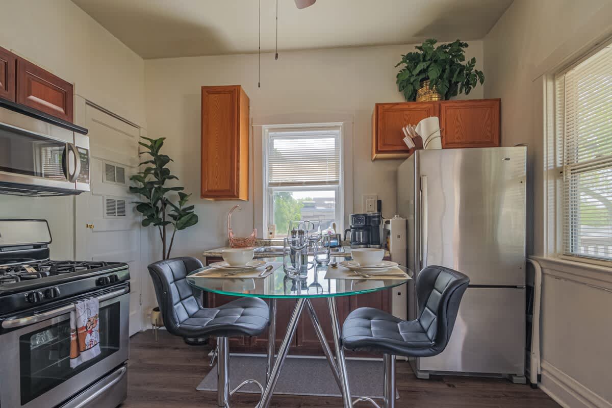 Comfy Forest Park One-Bedroom Apt with Parking — Forest Park, IL — vacation rental