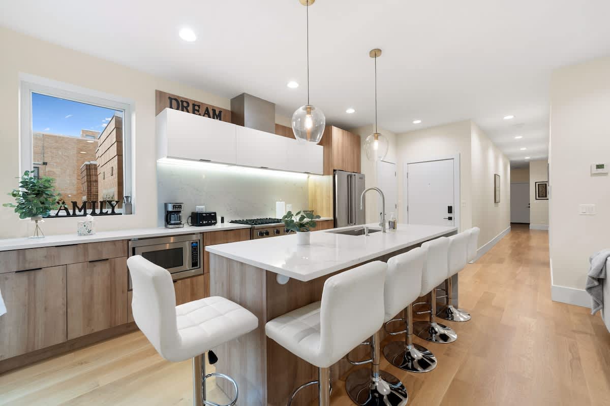 Urban Retreat by UC! 3BD 2BA w/ Parking & Balcony — Chicago, IL — vacation rental