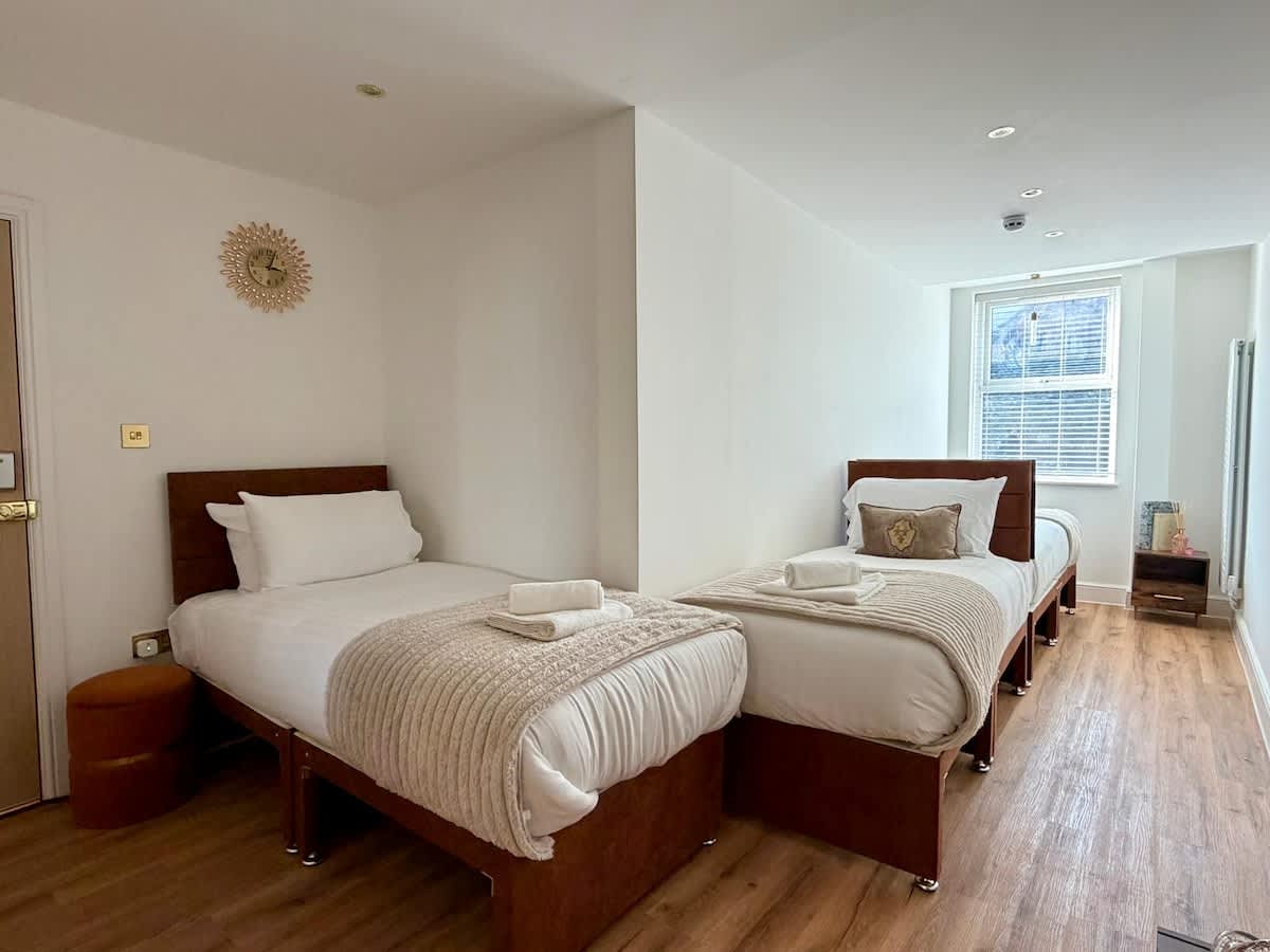 Waterfront living 3 single beds en-suite