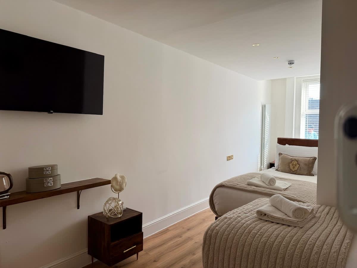 Waterfront living 3 single beds en-suite