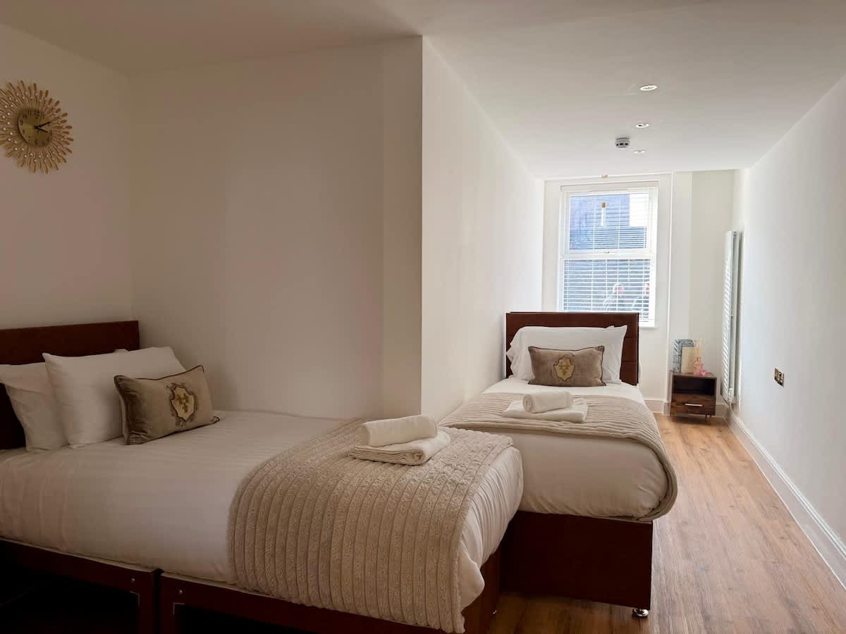 Waterfront living 3 single beds en-suite