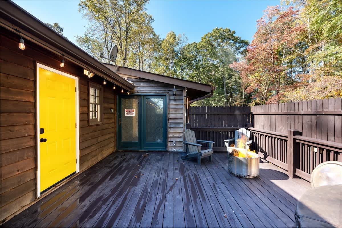 Blue & Yellow Suites on the farm: hot tub & sauna!