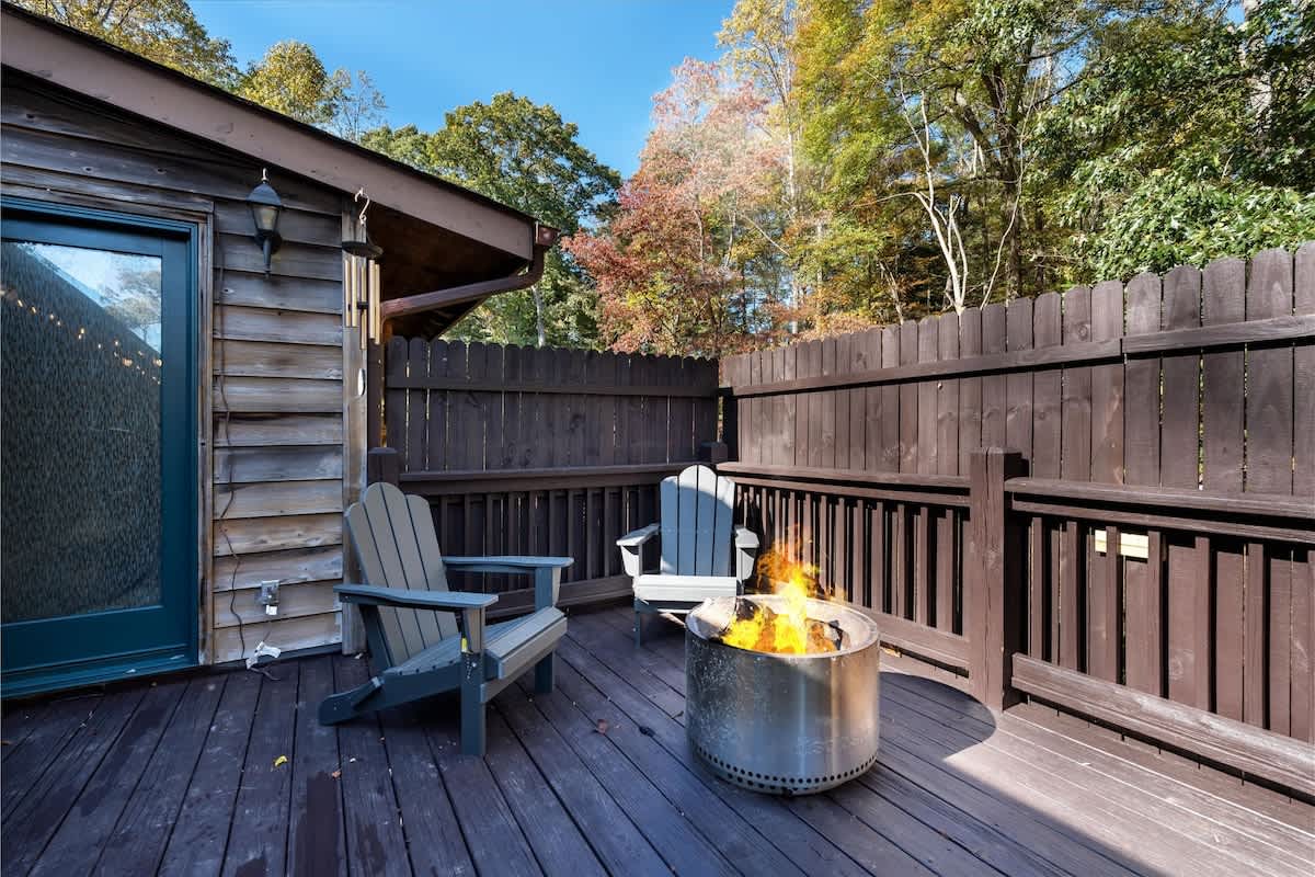 Blue & Yellow Suites on the farm: hot tub & sauna!