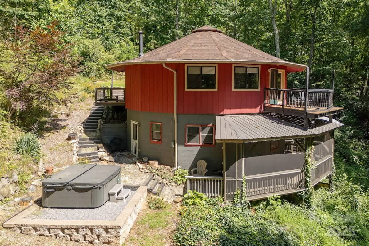 Round House w/3 beds, hot tub, firepit, in nature!