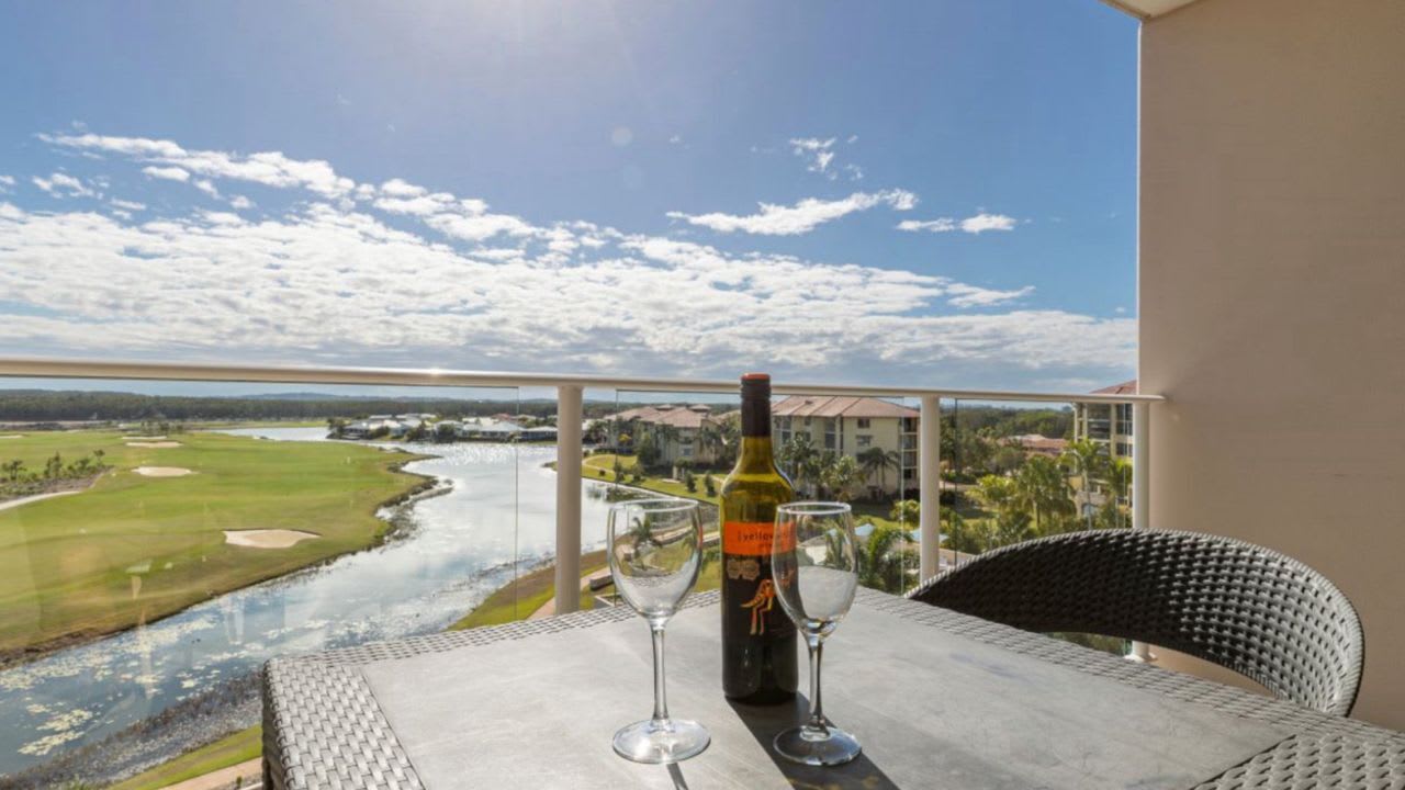 Pelican Waters U425 Studio With Golf Course Views