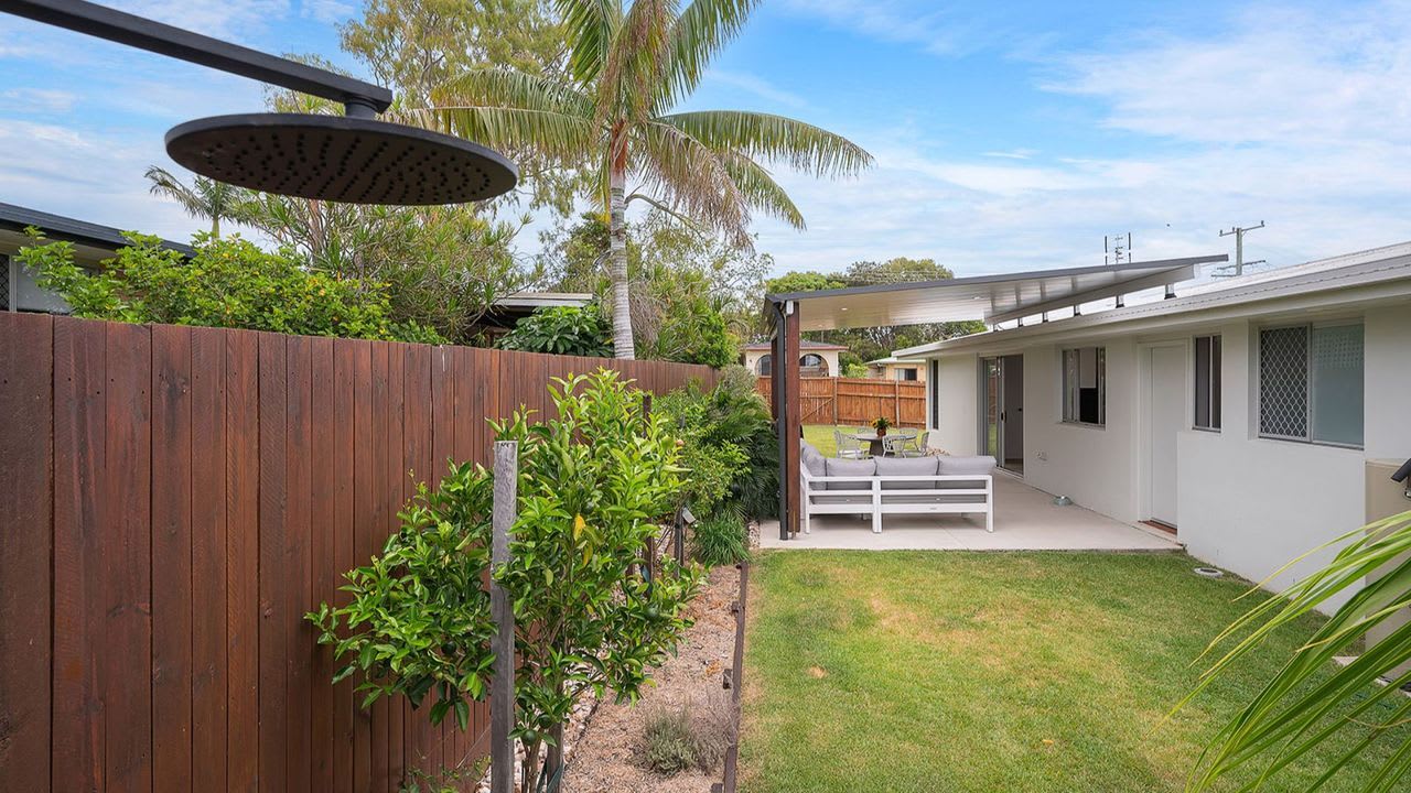 Currimundi Retreat Pet Friendly, Walk To Beaches