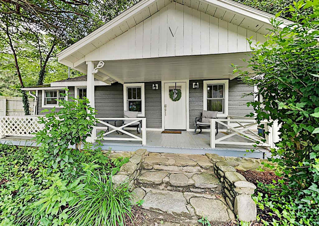 Stylish retreat just outside Asheville & minutes from hiking W&Deck & patio