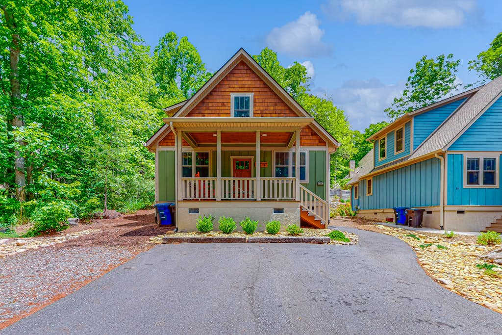 Red Rockers Cottage - Brand-New Home with Front Porch, Bike to Downtown
