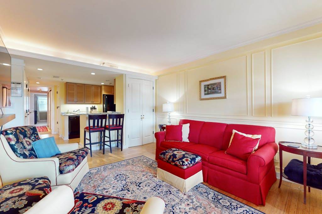 Downtown condo in a great central location with parking and AC