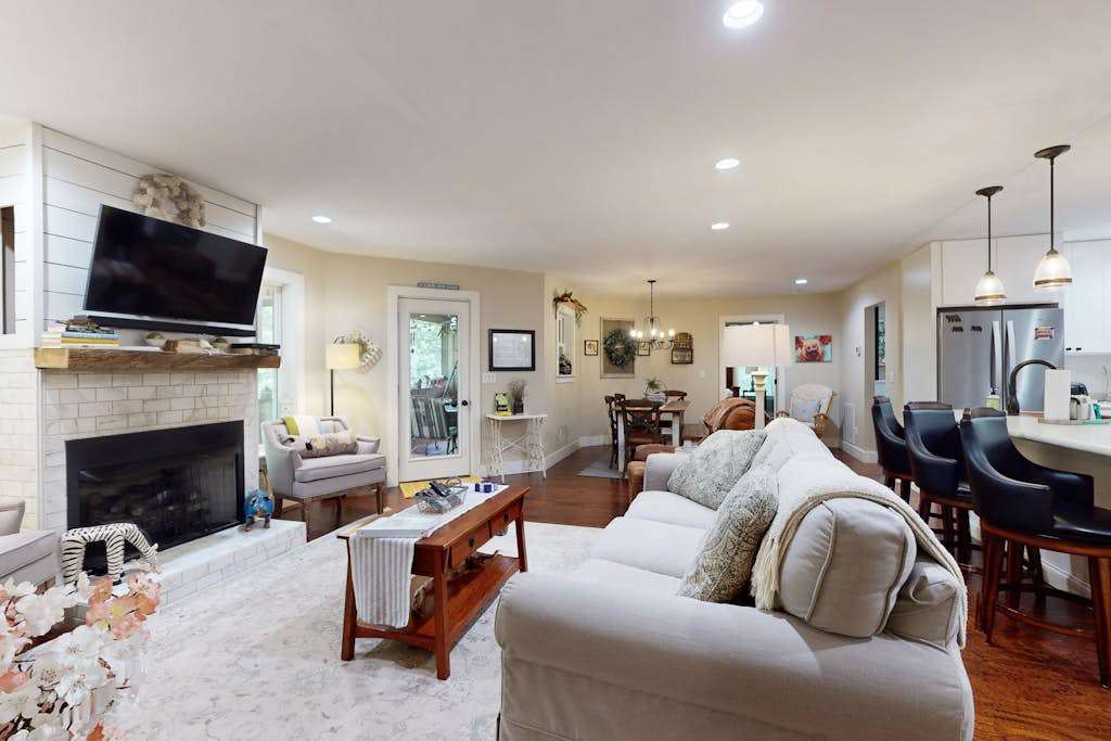 Enchanting new build with screened porch & gourmet kitchen - dog friendly