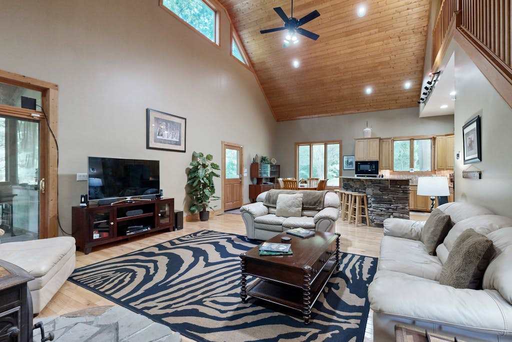 5-Acre Hideaway - Screened Porch, Tall Ceilings, Office Loft, Wildlife