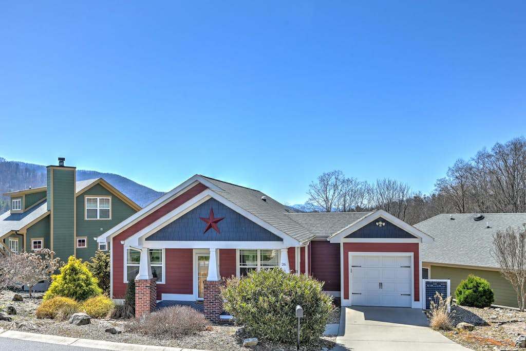 Mountain View Getaway Near Town with High-Speed WiFi and Private Balcony