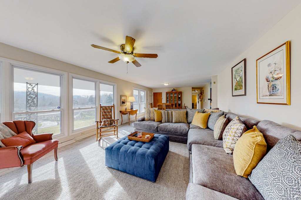 Sunlit Mountain-View Home with Fireplace, WiFi, Alfresco Living & Dining & W&D