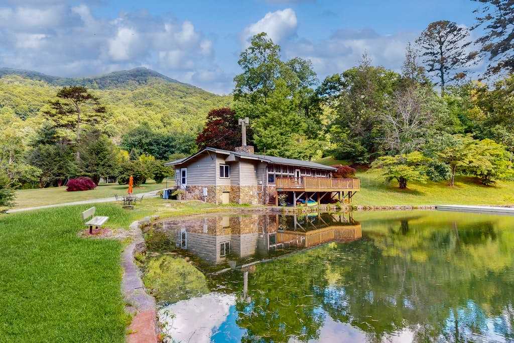 Bull Creek Ranch retreat - peaceful 3 acres on private lake with dock & volley