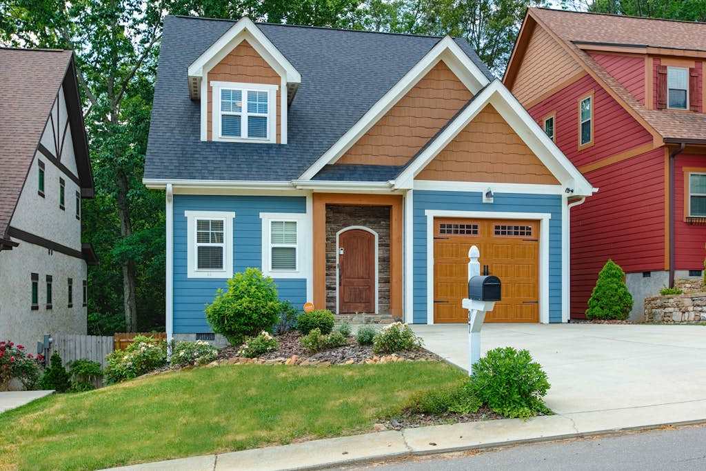 Charming home with screened porch, private yard, fireplace, & fast WiFi