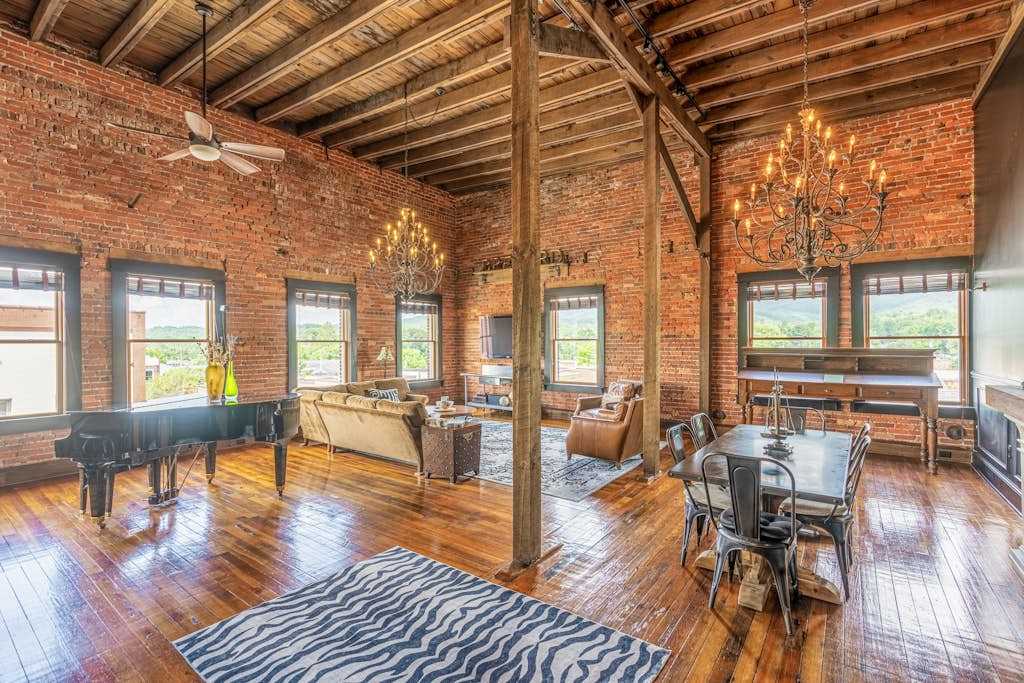 2000 sqft Historic Loft in Downtown Brevard - Near Waterfalls, Dining & More
