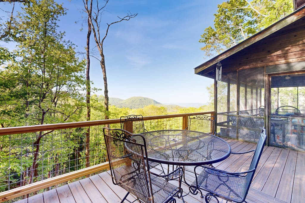 Dog-friendly mountain view cabin with furnished deck, W&D