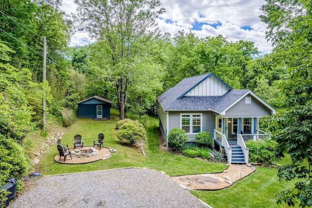 Secluded home with firepit, gas grill, deck, full kitchen, TV, & W&D