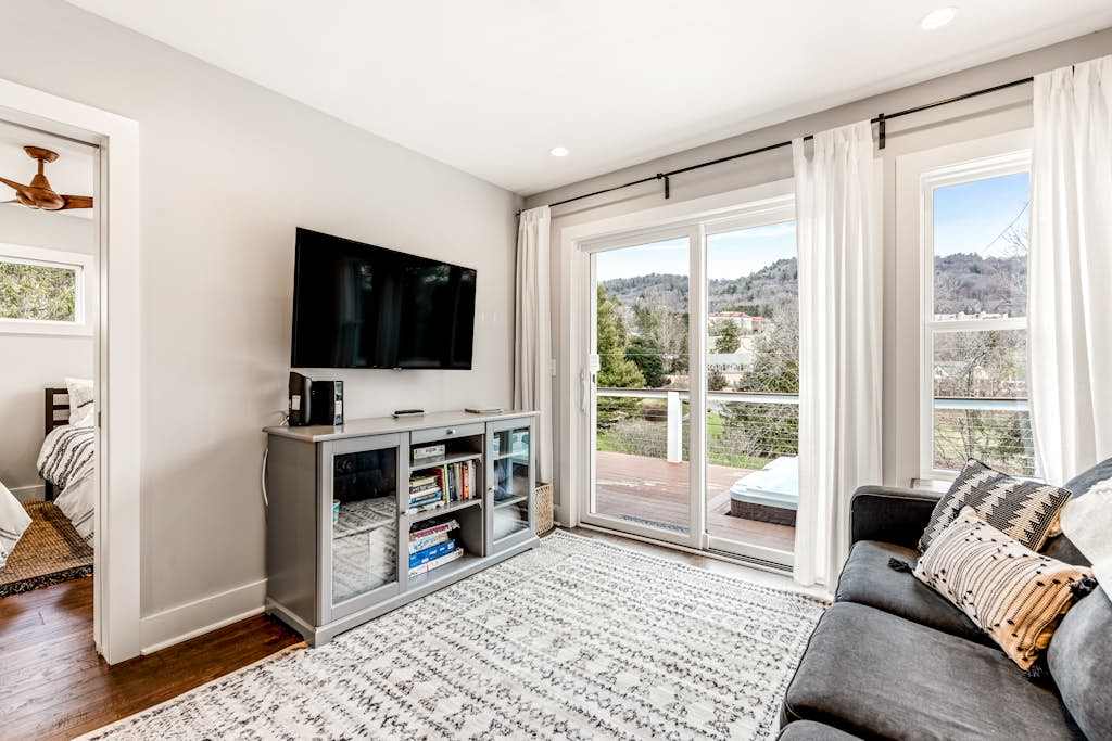 Mountain view retreat with deck & W&D - easy access to everything