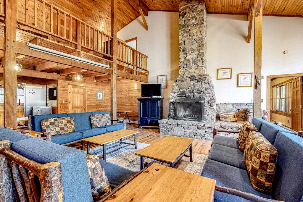 Spacious Black Mountain cabin with game room, wood fireplace, firepit, & W&D