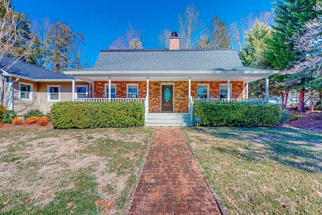 1-acre dog-friendly home with mtn views, 2 porches - walk downtown