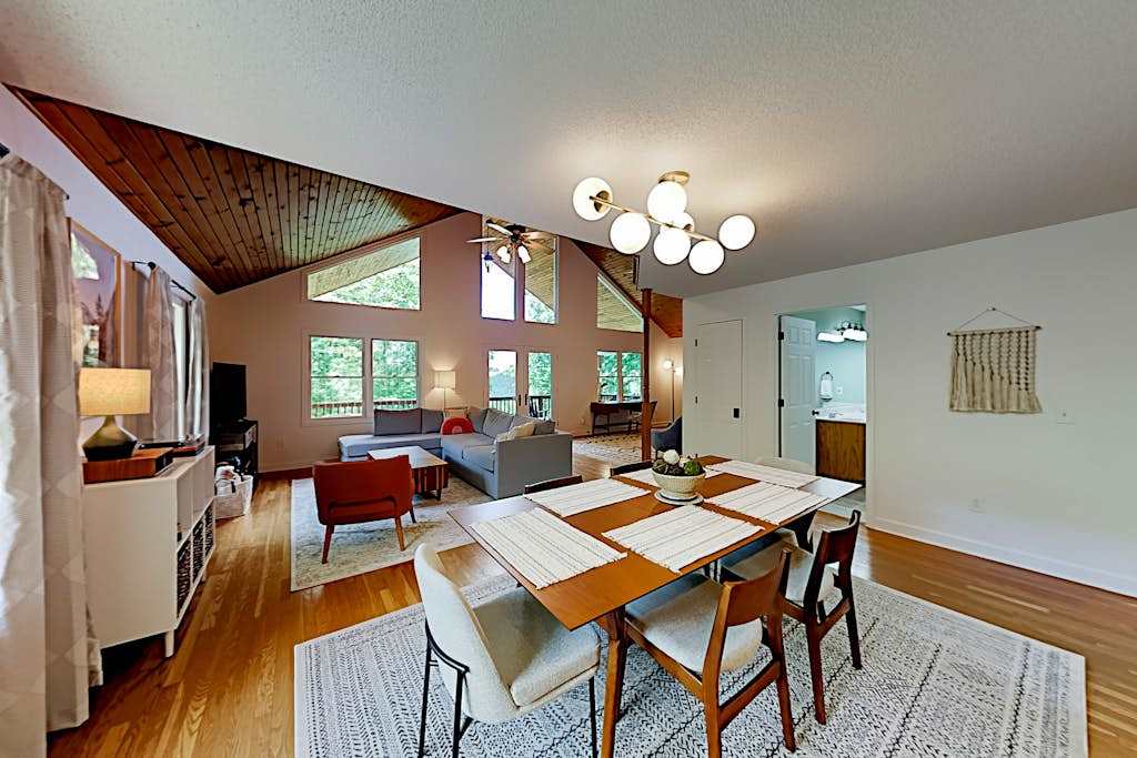 Private mountain hideaway with mountain views & large deck - close to Asheville
