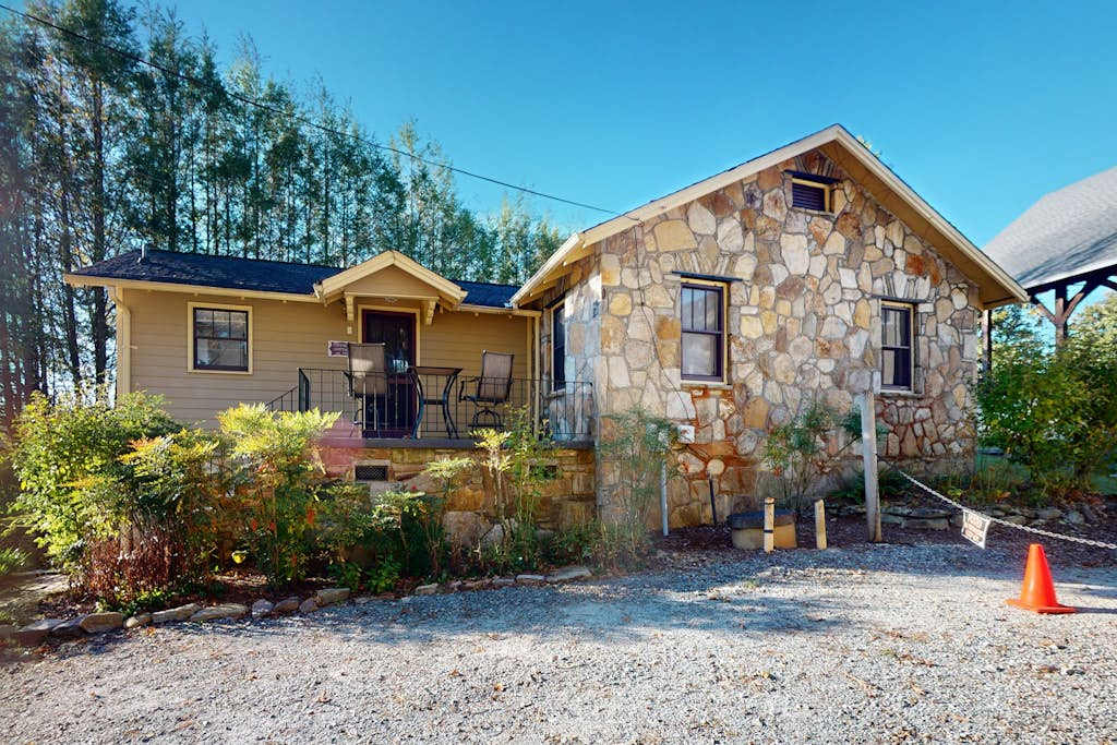 Classic cottage at Burntshirt Vineyards with 2 decks - steps from tasting room