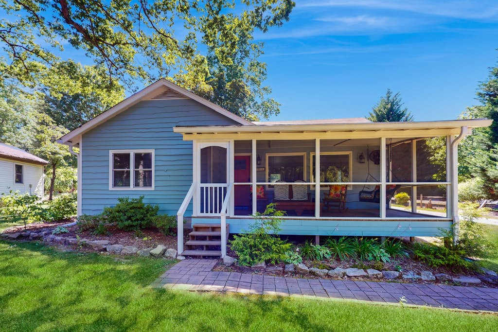Charming Getaway with Luxe Interior & Screened Patio - Near Attractions