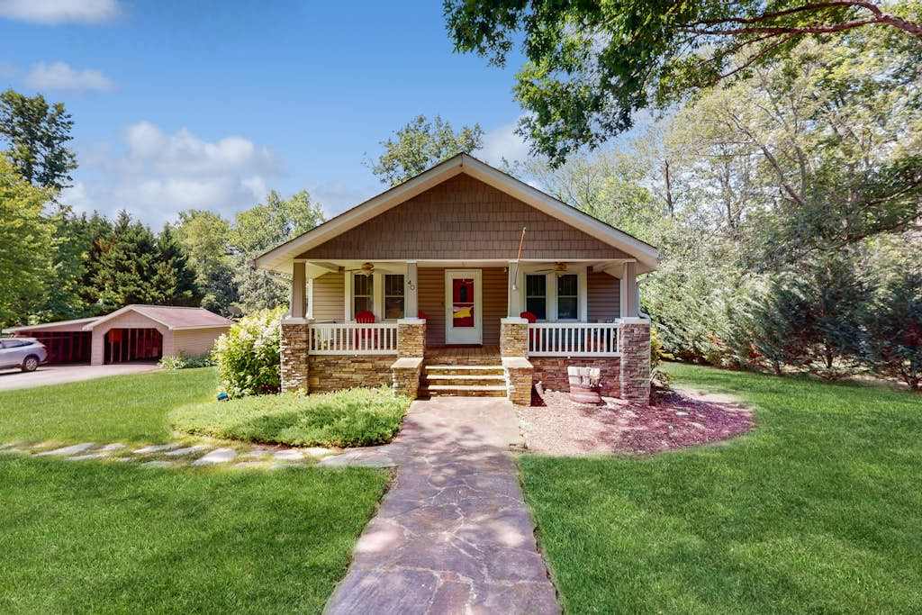 Vintage home with modern updates - near Biltmore, Chimney Rock & Lake Lure