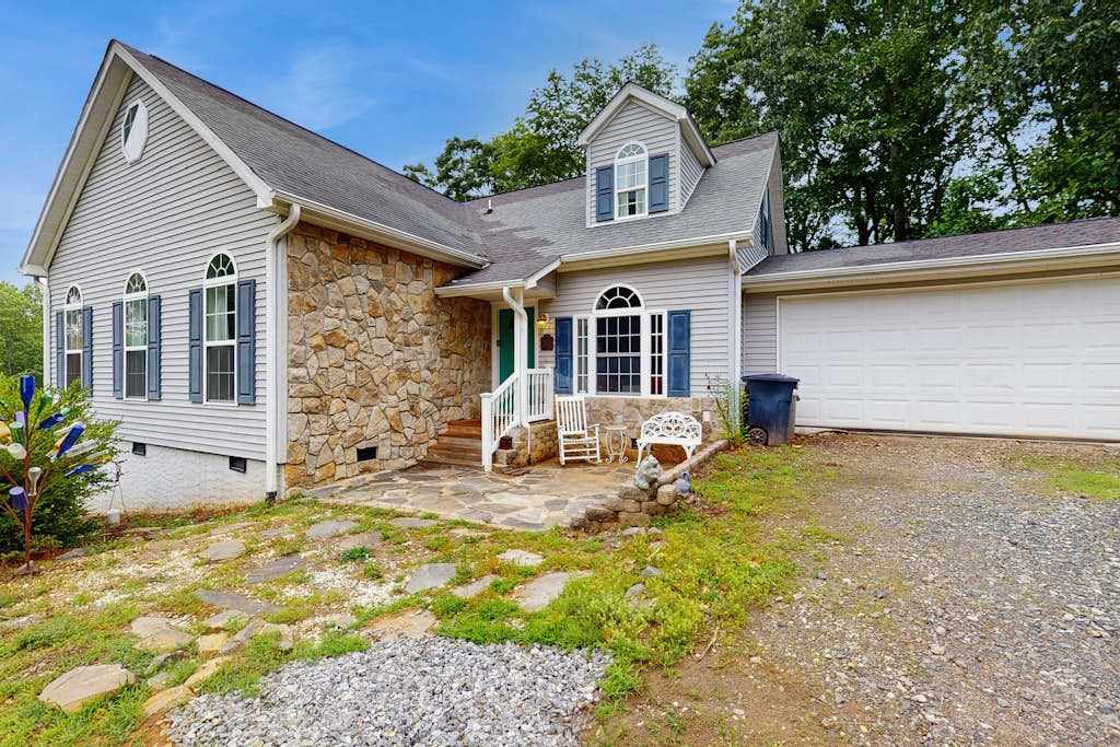 Tranquil Dog- Friendly Riverfront Home with Fill Kitchen and WIFI