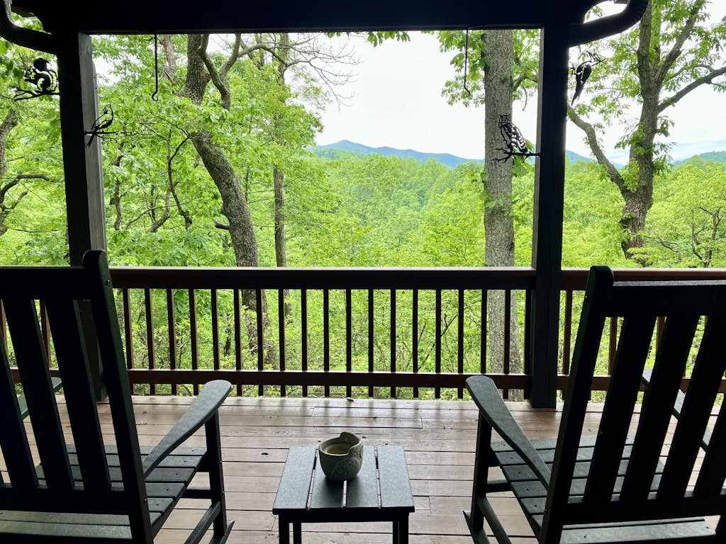 Private Sanctuary on 11 Acres with wrap-around deck and full Kitchen and Wifi