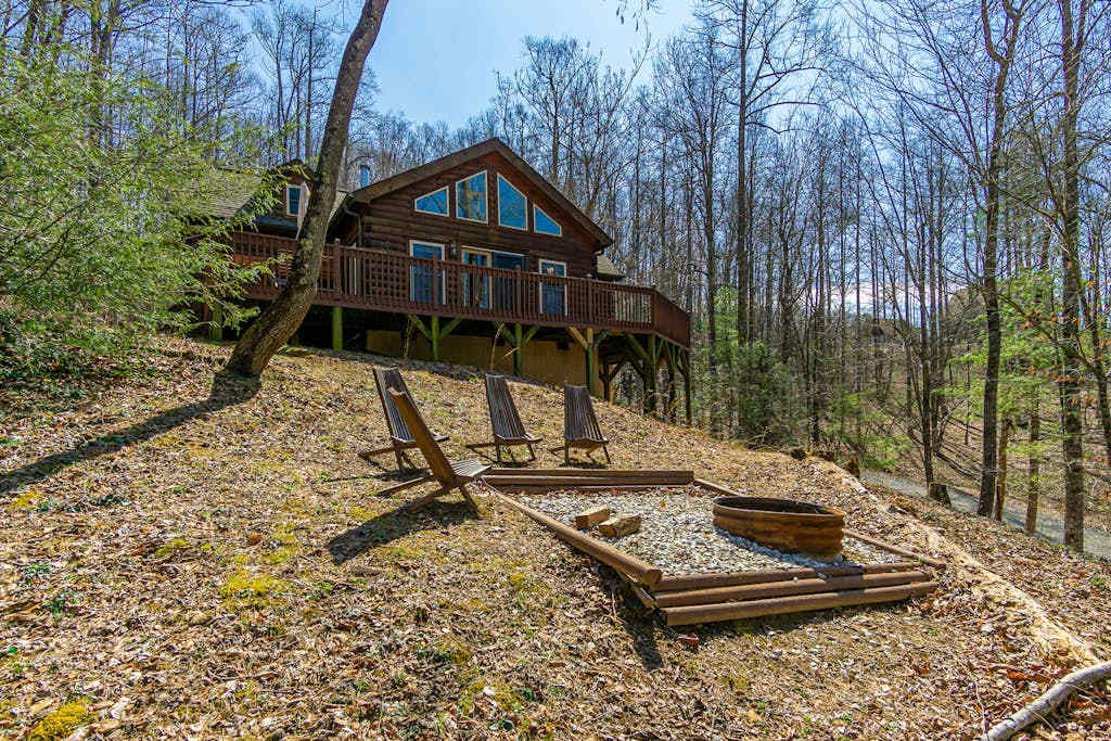 Cozy cabin with fire pit, grill, & beautiful deck views - dog friendly