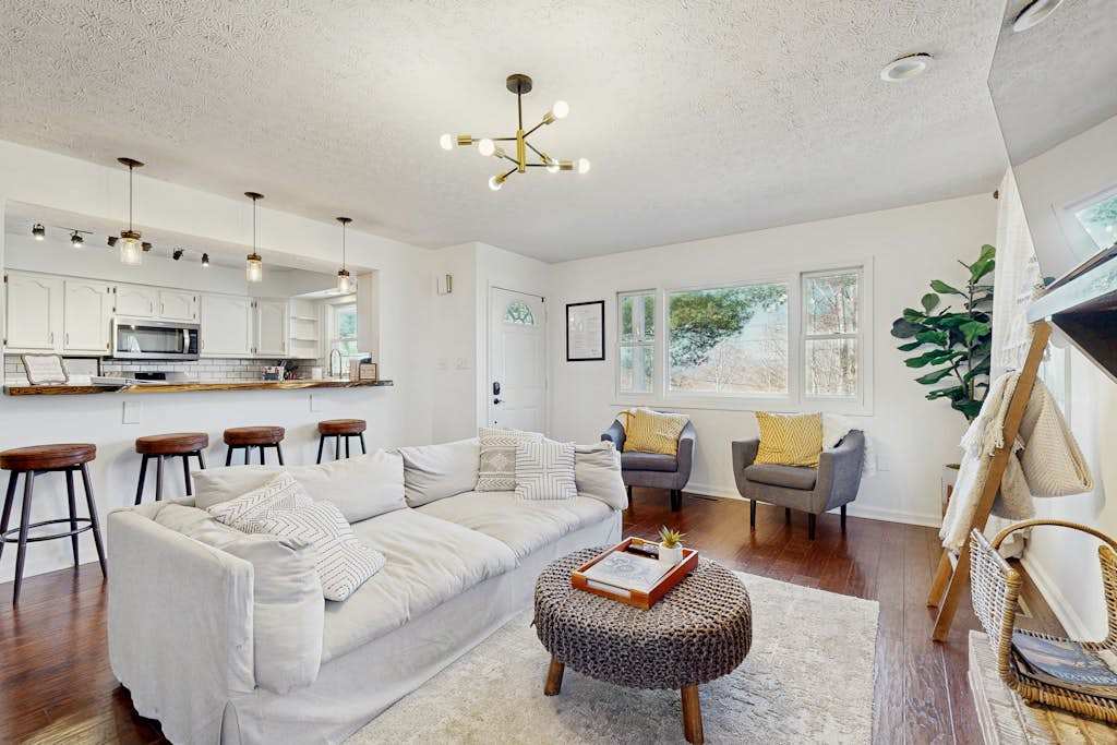 Charming 4BR retreat with Full Kitchen, Wifi and Patio, Pet-friendly