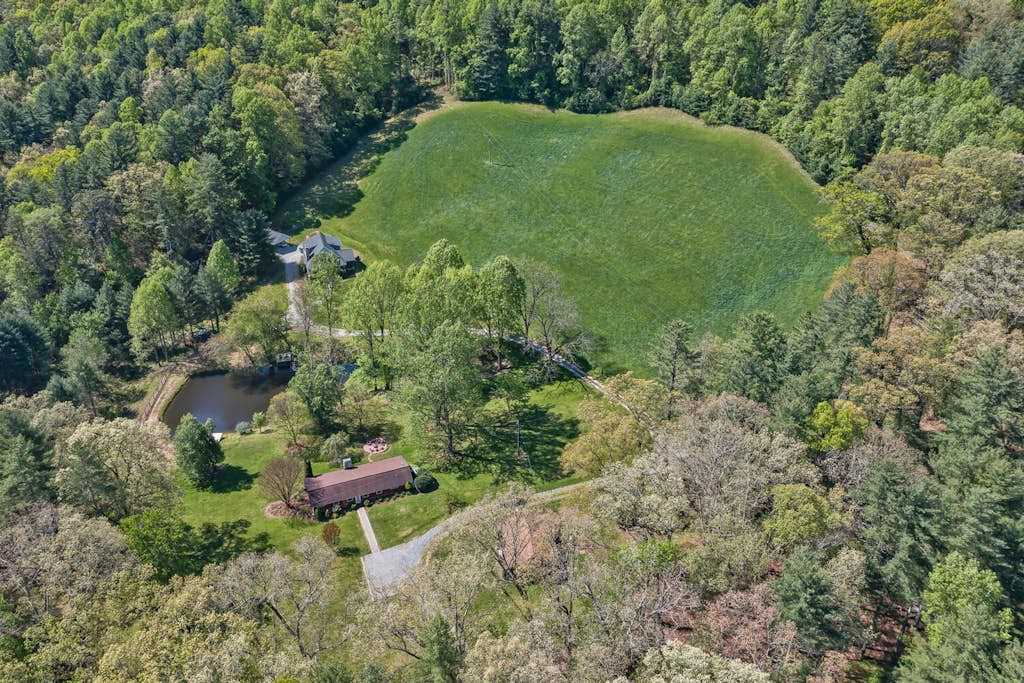 Delightful Country Farmhouse, Fireplace, Firepit & Fishing Pond
