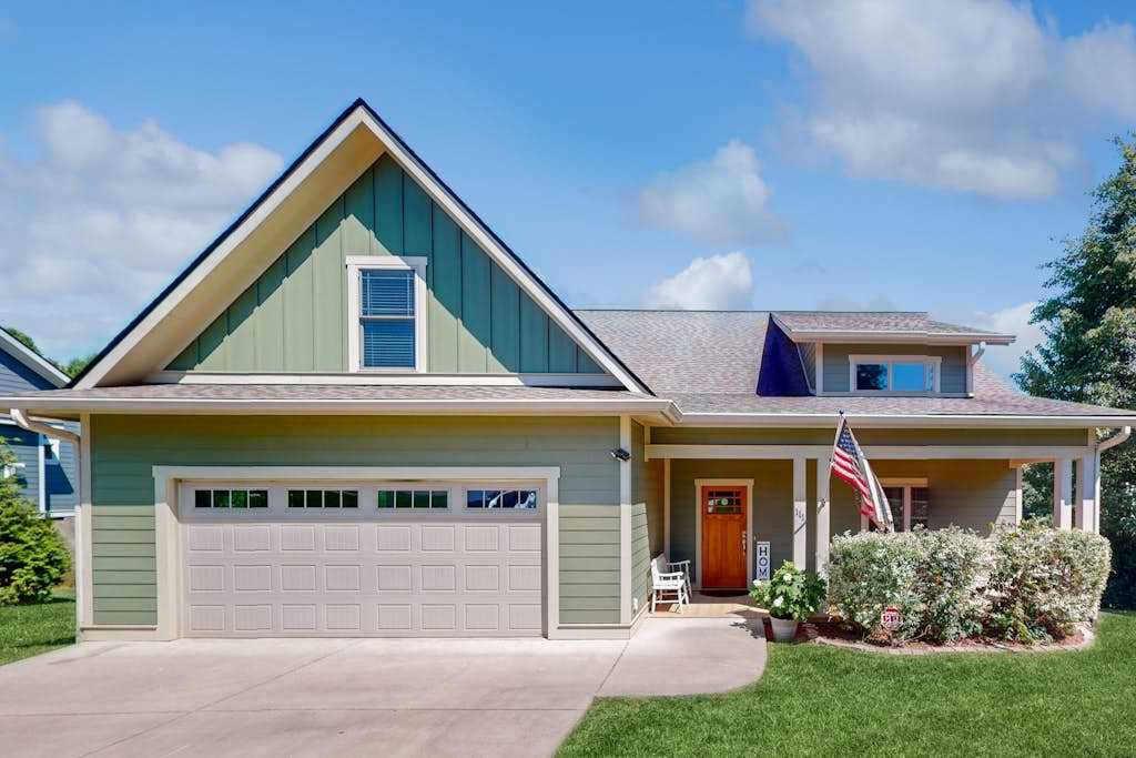 Updated Retreat with Large Deck & 2 Living Areas, Walk to Creamery