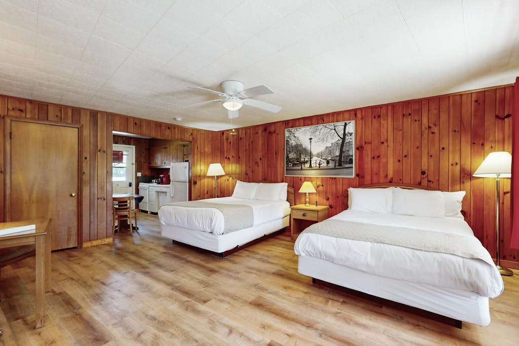 Lakeview pet friendly studio with pool, fire pit, canoes & paddle boats, & WiFi